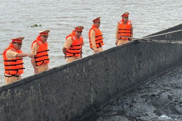 Phát hiện tàu chở 2 nghìn tấn than bùn nhiệt thấp trái phép
