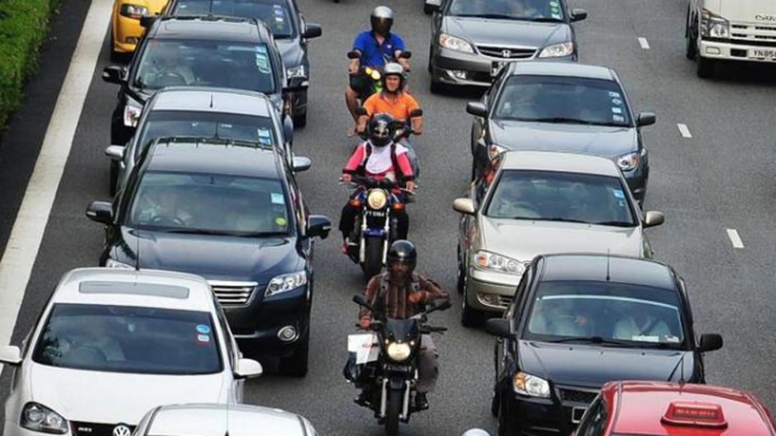 Singapore: Thắt chặt kiểm soát khí thải xe cũ