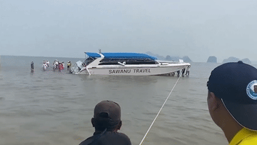 42 du khách mắc kẹt giữa biển khi đi ngắm cảnh, phải lội xuống nước đẩy thuyền