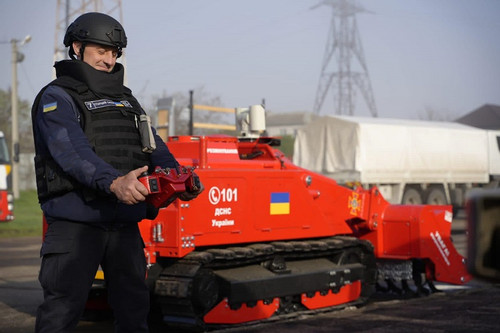 Công binh Ukraine tiếp nhận người máy phá bom mìn hiện đại