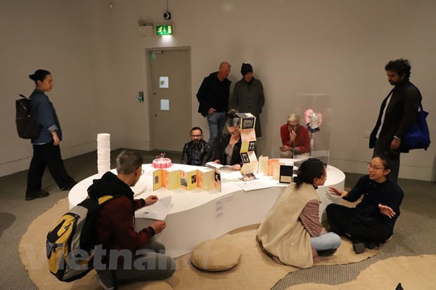 Vietnamese-origin artists in UK retain memories of homeland hinh anh 1
