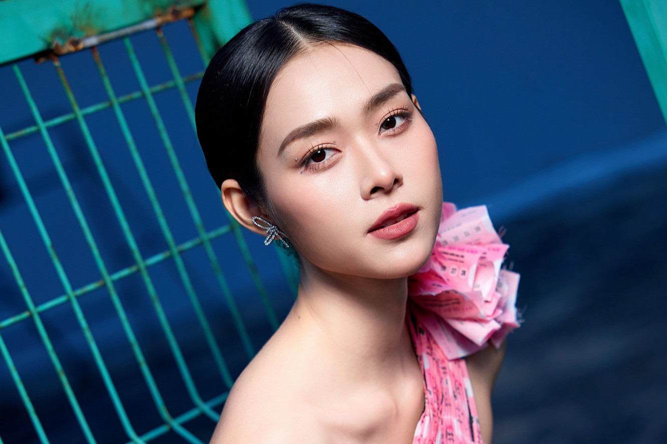 Diệp Bảo Ngọc diện váy làm từ 2.000 tờ vé số