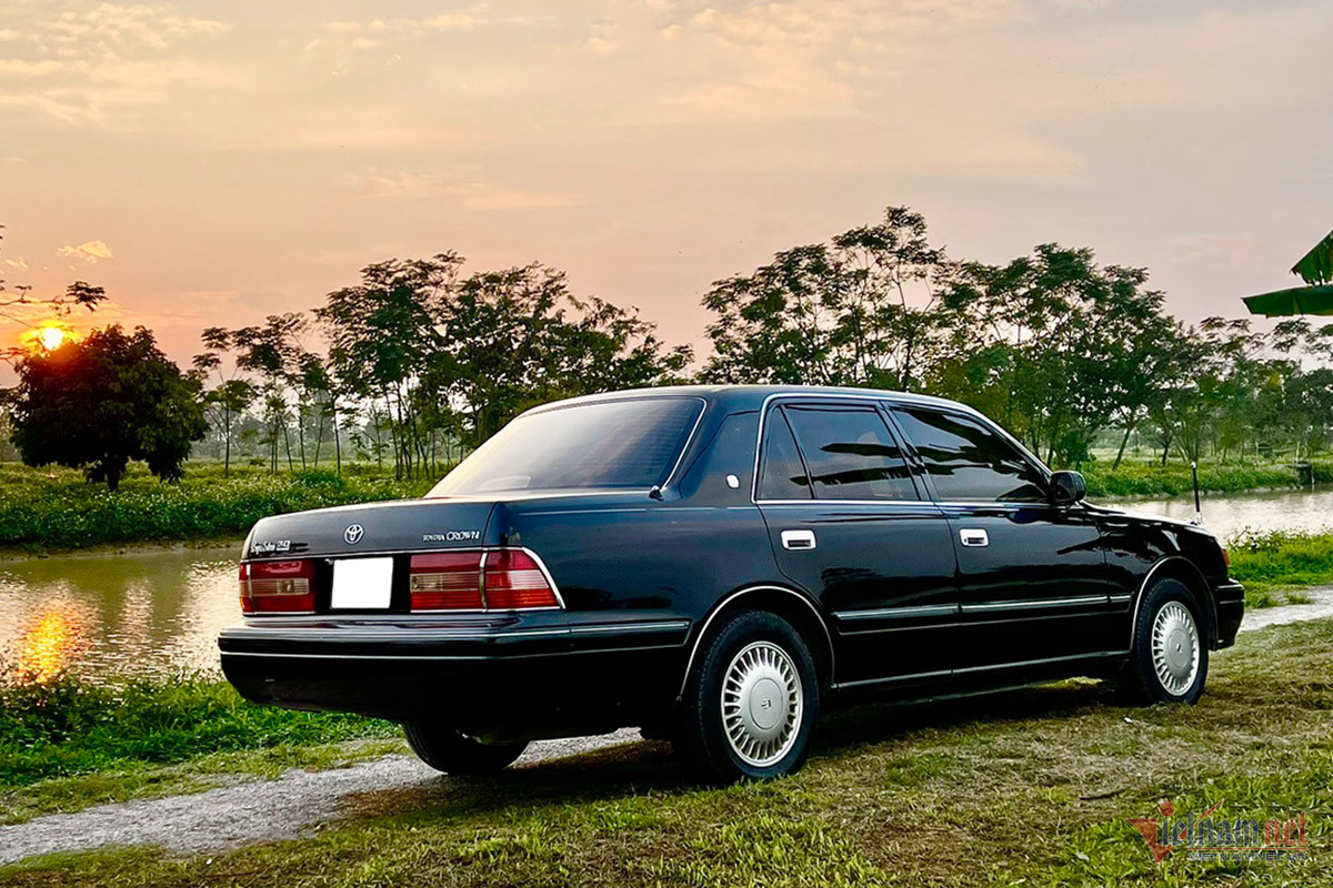 Điều gì khiến Toyota Crown đi gần 30 năm vẫn bán cả tỷ đồng?