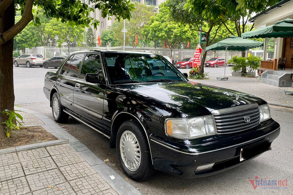 Toyota Crown xe chở VIP những năm 90 giờ còn gì