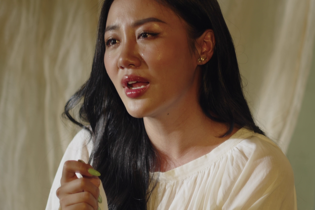 Ca sĩ Văn Mai Hương khóc giữa họp báo