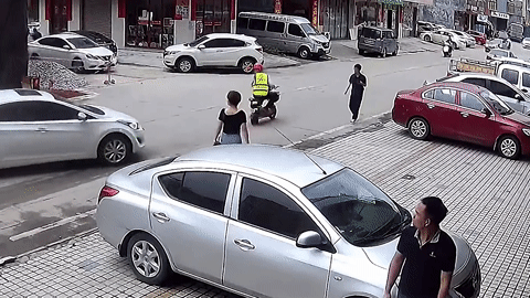 Nam thanh niên phản ứng nhanh như cắt thoát khỏi chiếc xe mất kiểm soát