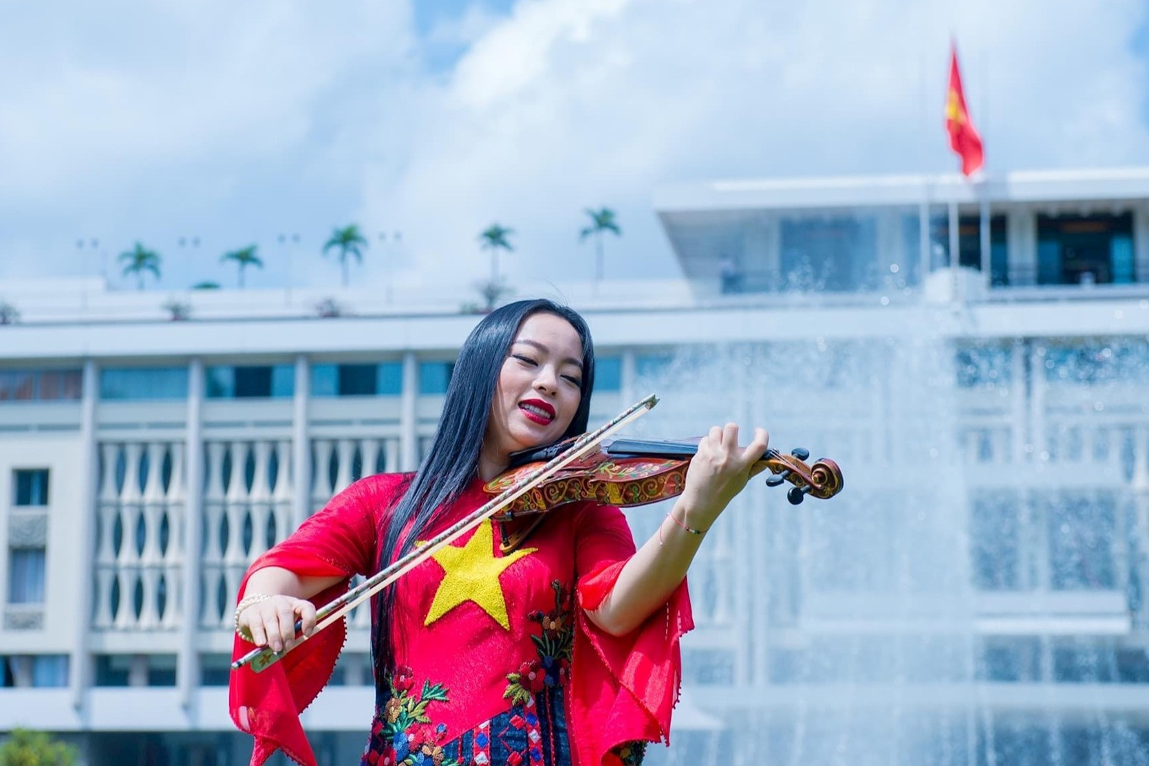 Nghệ sĩ Trịnh Minh Hiền chơi violin trước Dinh Độc Lập