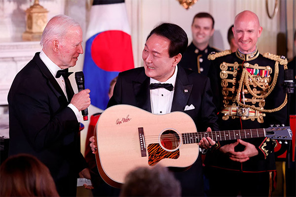 Tổng thống Hàn Quốc trổ tài hát tại quốc yến ở Nhà Trắng