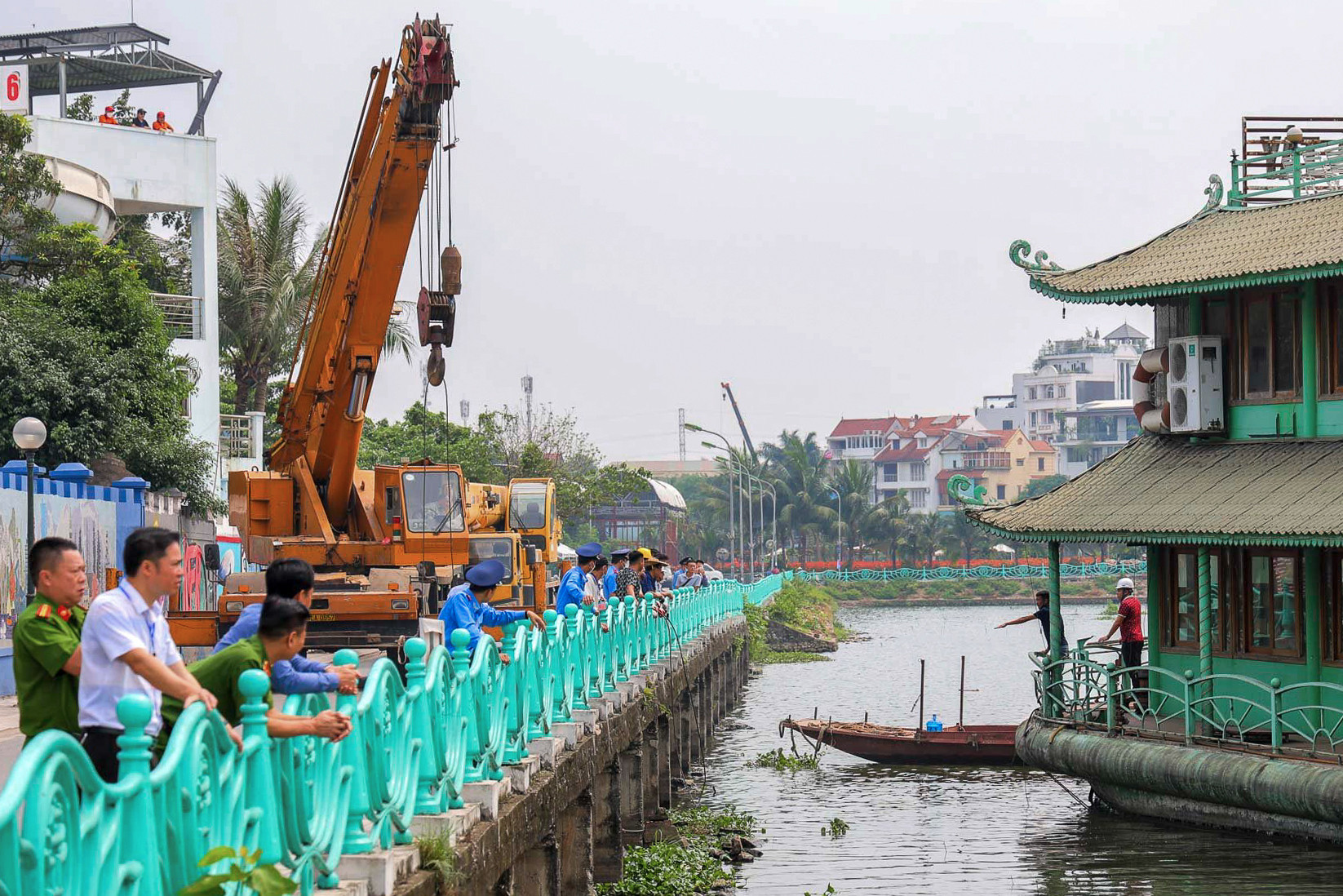 Hà Nội tiếp tục tháo dỡ du thuyền trên hồ Tây