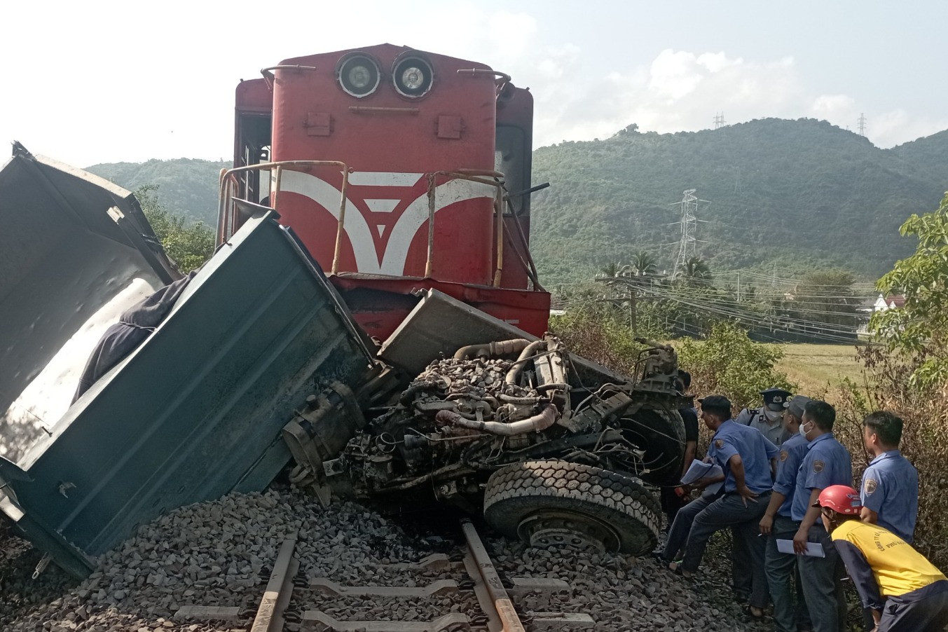 Tài xế xe tải tử vong sau va chạm với tàu hỏa ở Khánh Hòa