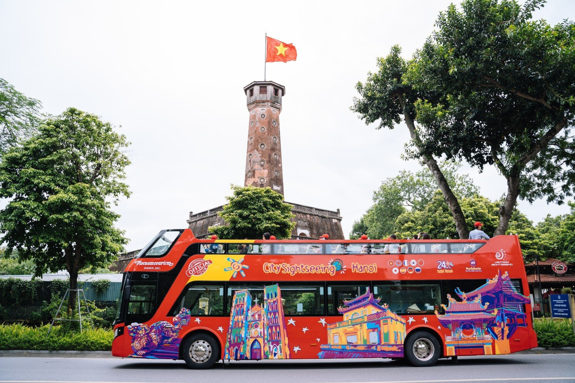 Miễn phí vé tham quan Hà Nội bằng xe buýt hai tầng trong kì nghỉ lễ 30/4