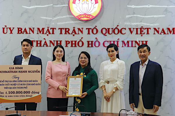 Linh Rin và Phillip Nguyễn hủy lễ cưới, tặng 1,5 tỷ đồng cho công nhân mất việc