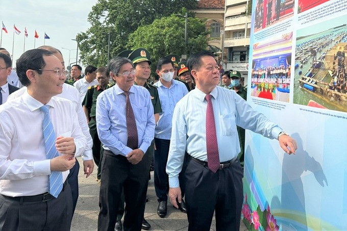 Triển lãm ảnh 'Tự hào một dải biên cương'