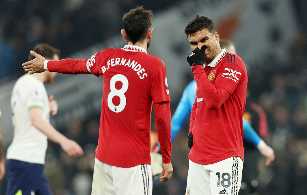 Bruno Fernandes bức xúc mắng Casemiro sau trận hòa của MU