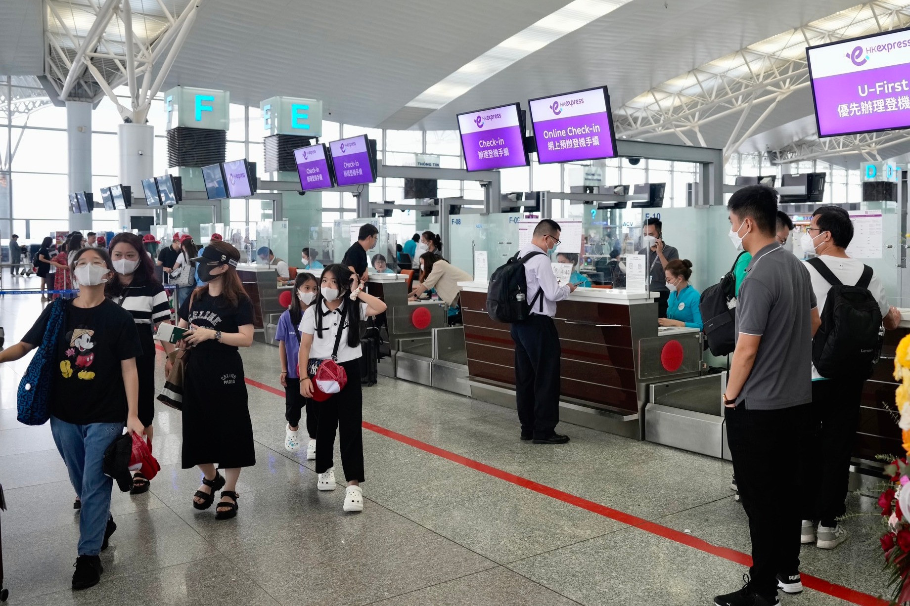 Sân bay Nội Bài, ga Hà Nội tăng khách nhưng không xảy ra ùn ứ