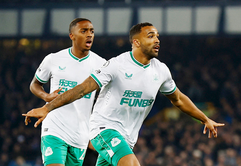 Newcastle đè bẹp Everton, cho MU 'ngửi khói'
