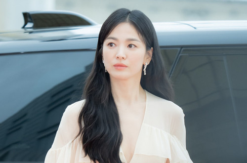 Song Hye Kyo gây sốt với nhan sắc không tuổi tại thảm đỏ Baeksang 2023