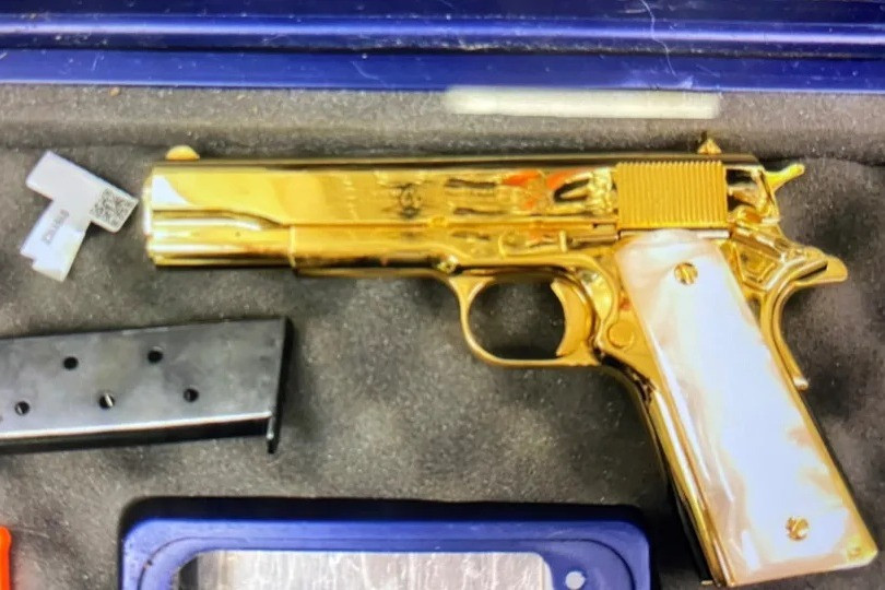 Giấu khẩu súng mạ vàng trong hành lý, nữ hành khách Mỹ bị bắt