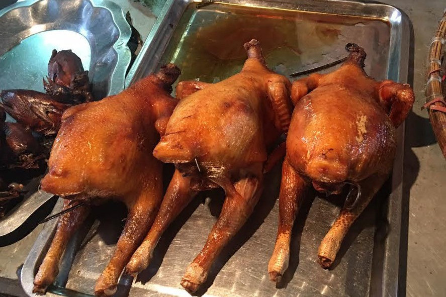 Mê đùi gà, thích thịt dai, người Việt ăn hàng ngàn tấn gà thải loại nhập về