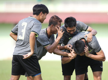 U22 Thái Lan chơi trò 'búng tai', không lo bị do thám