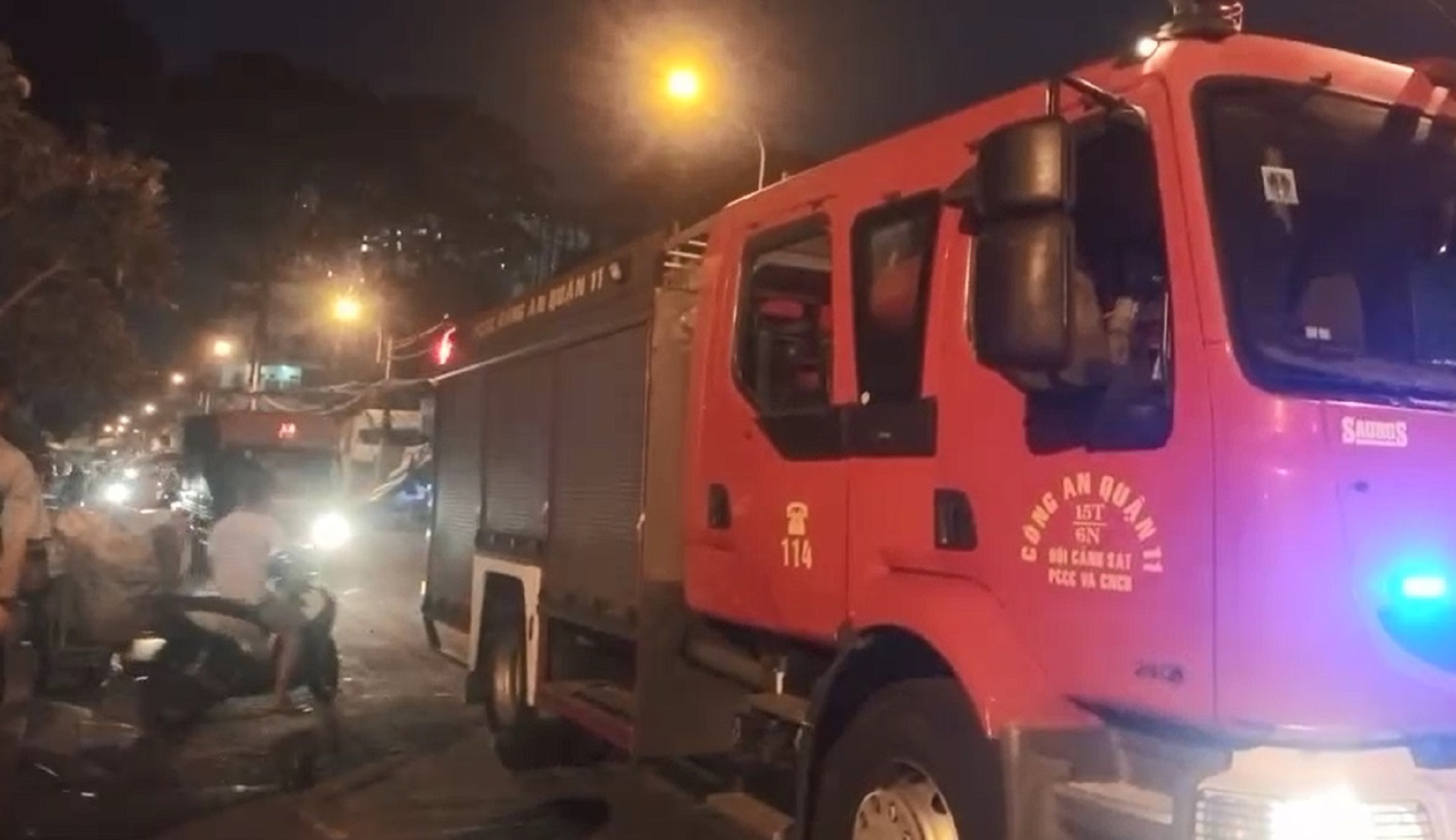  Giải cứu 19 người trong vụ cháy chung cư ở TP.HCM