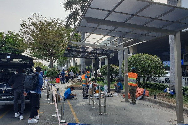 Lắp mái che nắng mưa phục vụ hành khách đón xe công nghệ ở sân bay Tân Sơn Nhất