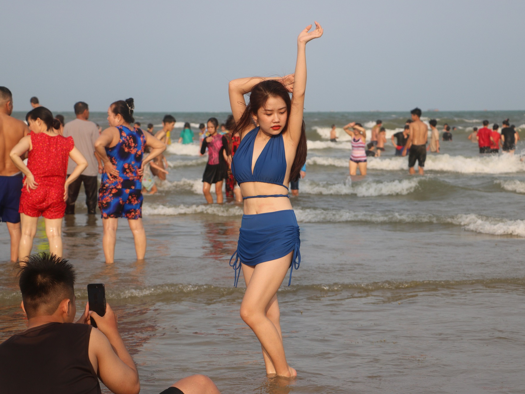 Ngày đầu nghỉ lễ 30/4: Vũng Tàu đông nghẹt người, bãi biển 'ken cứng' du khách