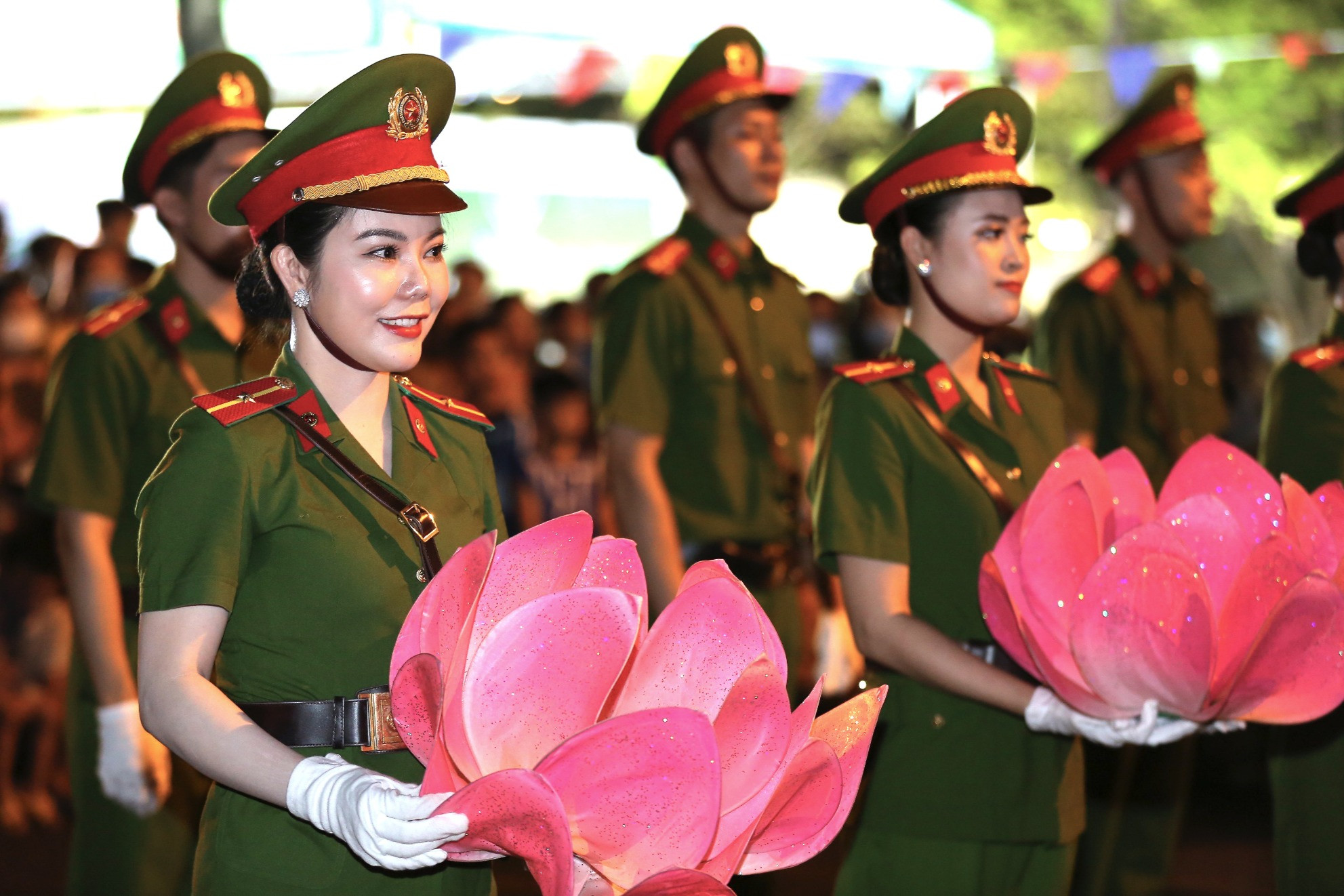 Hình ảnh nữ công an xinh đẹp cùng đoàn nhạc biểu diễn trên đường phố Đà Nẵng