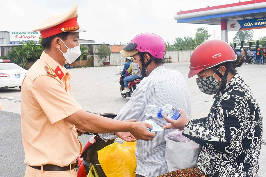 CSGT Cần Thơ phát nước uống, khăn lạnh cho người dân về quê nghỉ lễ 30/4