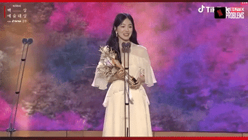 Màn chia sẻ nhận giải của Song Hye Kyo khiến khán phòng dậy sóng