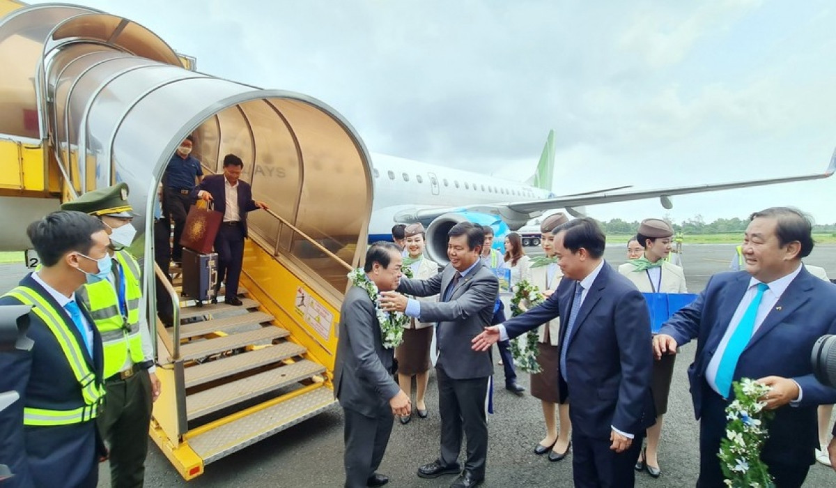 first air route linking hanoi and ca mau launched picture 1