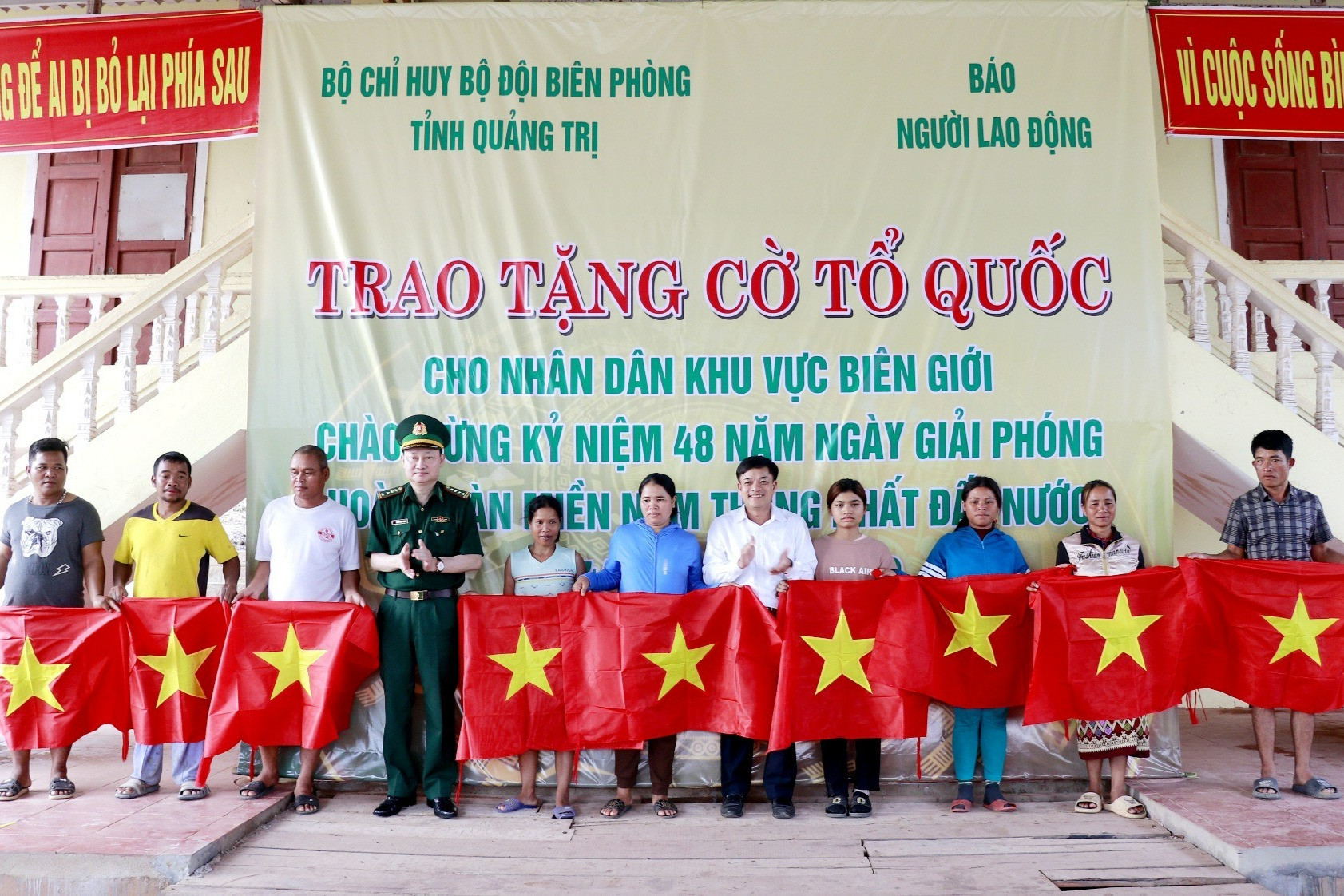 Biên phòng Quảng Trị trao 1.400 lá cờ Tổ quốc cho người dân biên giới