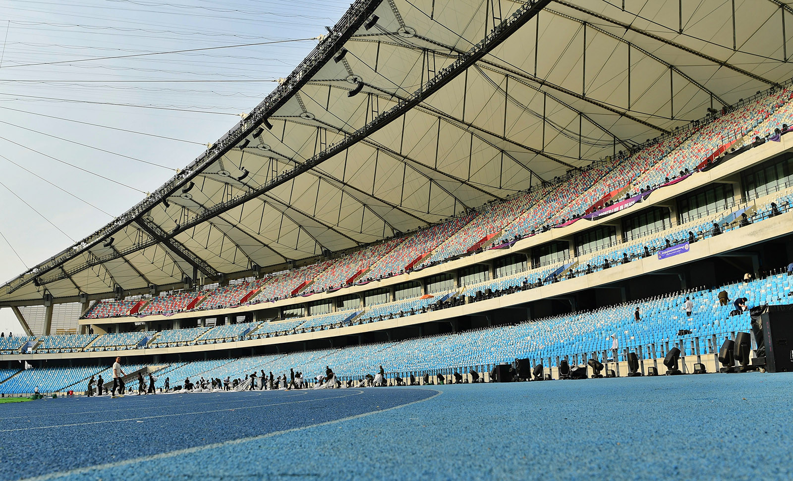 Hàng nghìn người hối hả chuẩn bị cho lễ khai mạc SEA Games 32
