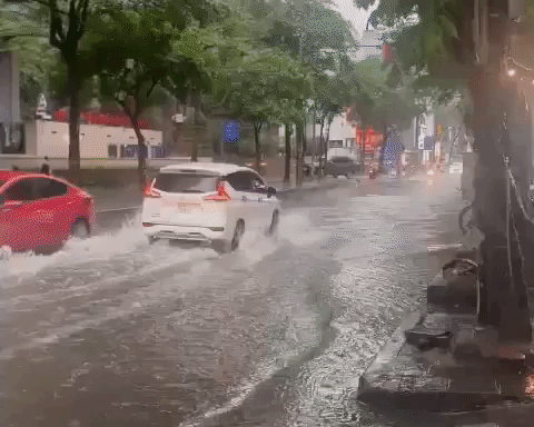 Mưa lớn, nhiều tuyến phố ở Hà Nội ngập sâu trong nước - 1