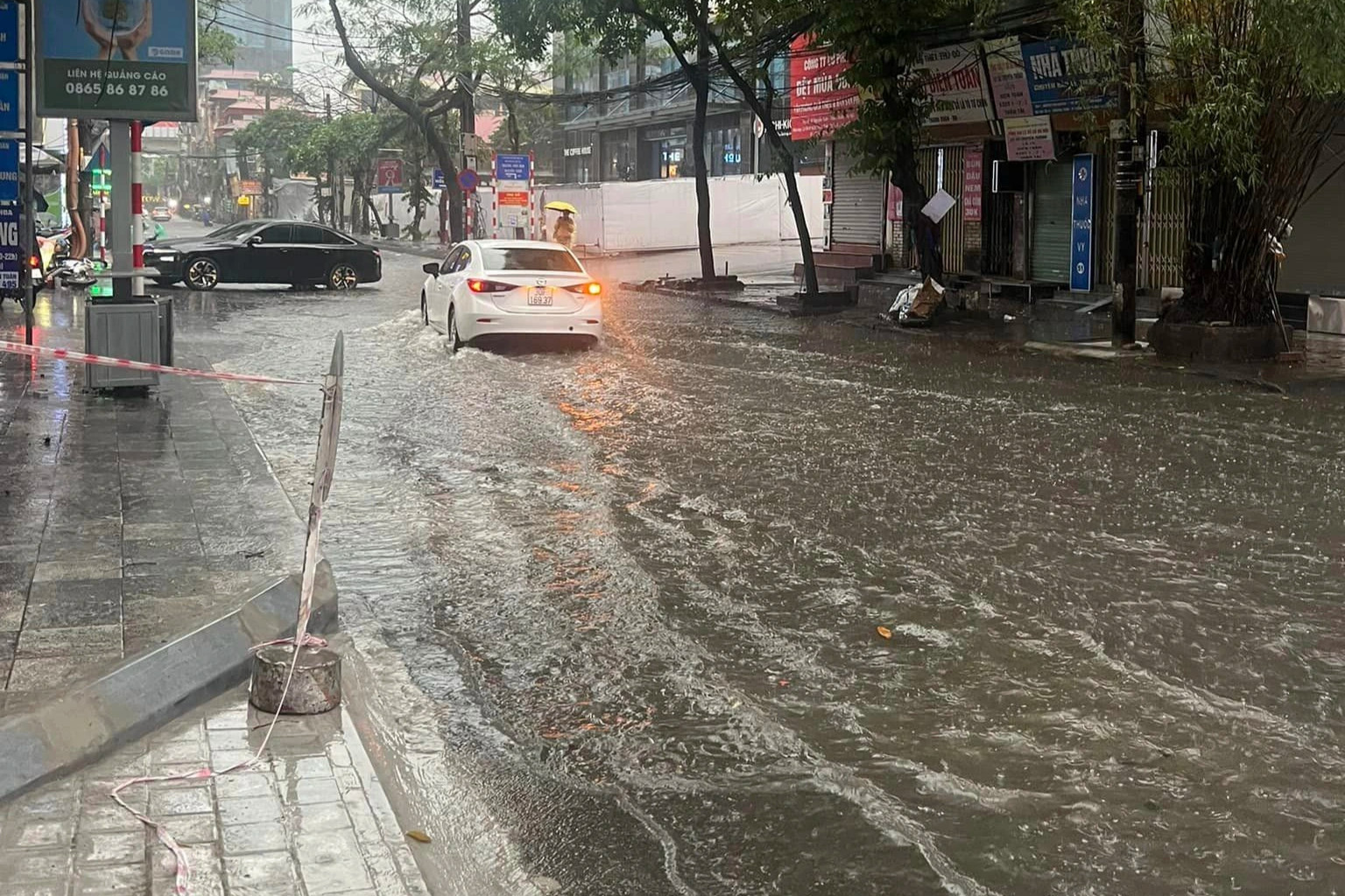 Mưa lớn, nhiều tuyến phố ở Hà Nội ngập sâu trong nước - 2