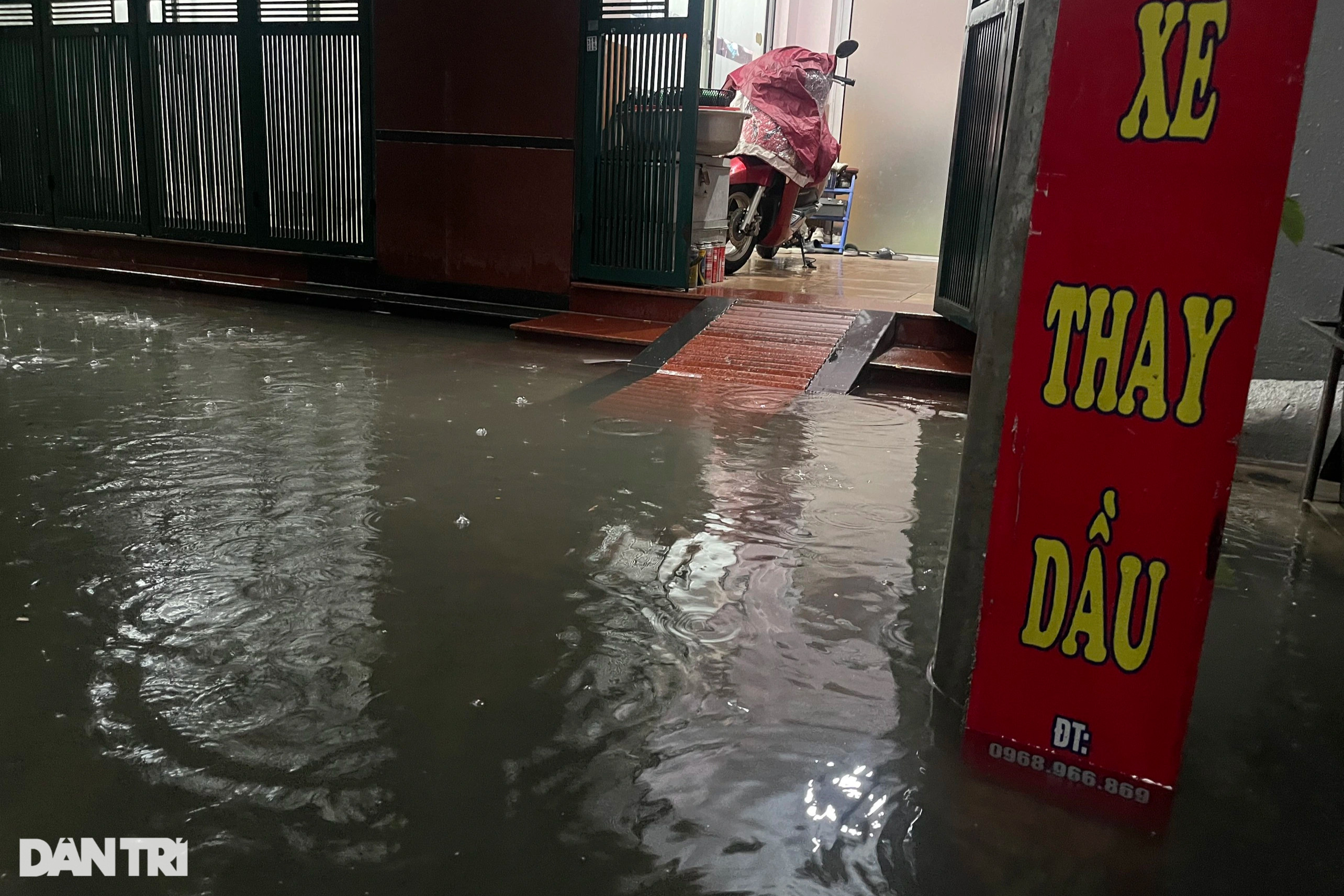Mưa lớn, nhiều tuyến phố ở Hà Nội ngập sâu trong nước - 3