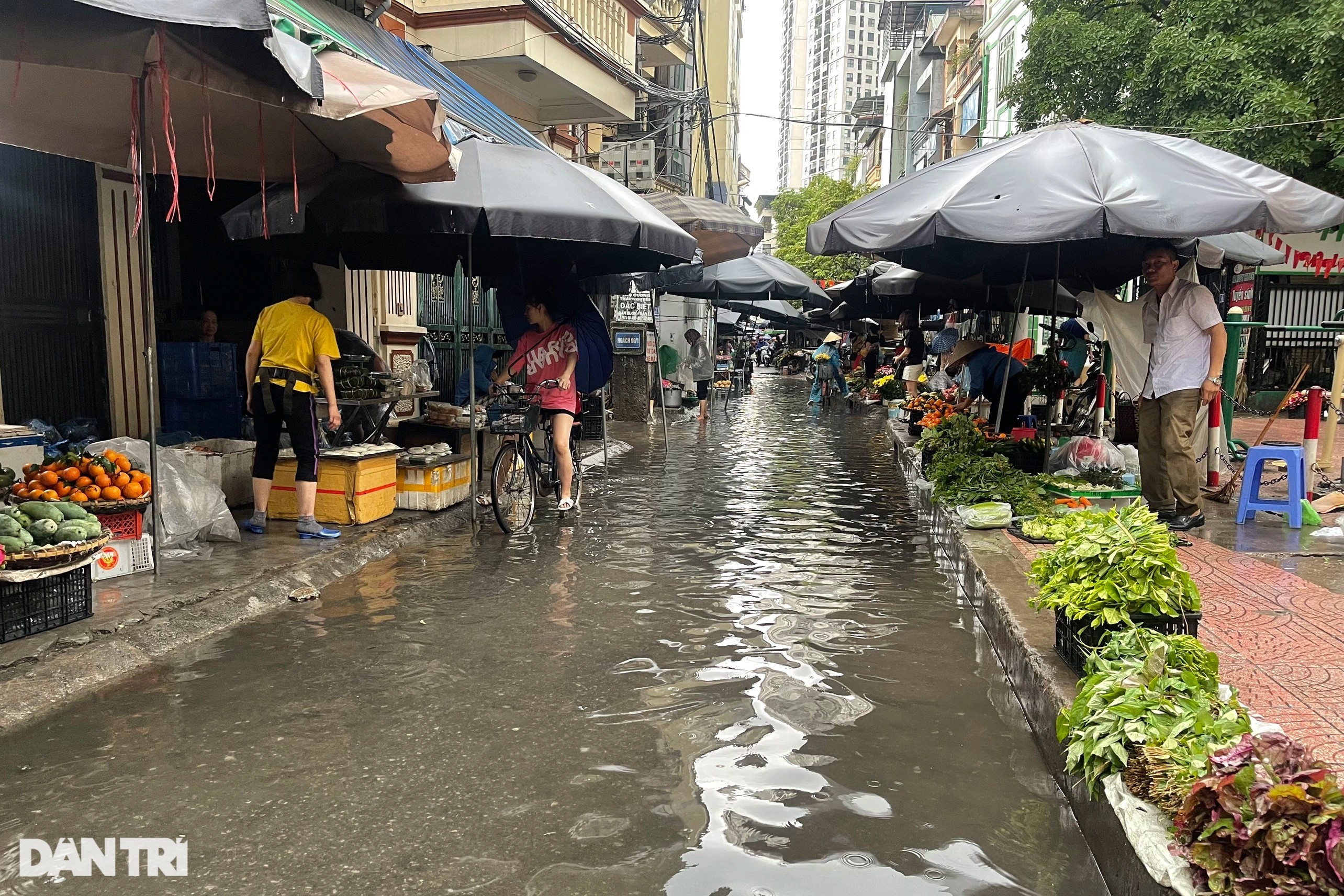 Mưa lớn, nhiều tuyến phố ở Hà Nội ngập sâu trong nước - 5