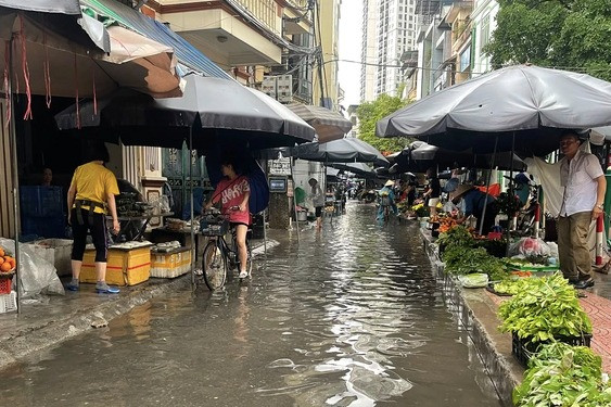 Mưa lớn, nhiều tuyến phố ở Hà Nội ngập sâu trong nước