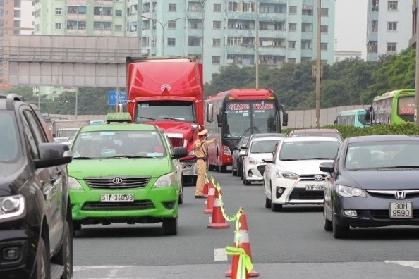 Không may 'dính' tắc đường khi trở lại thành phố, lái xe cần làm gì?