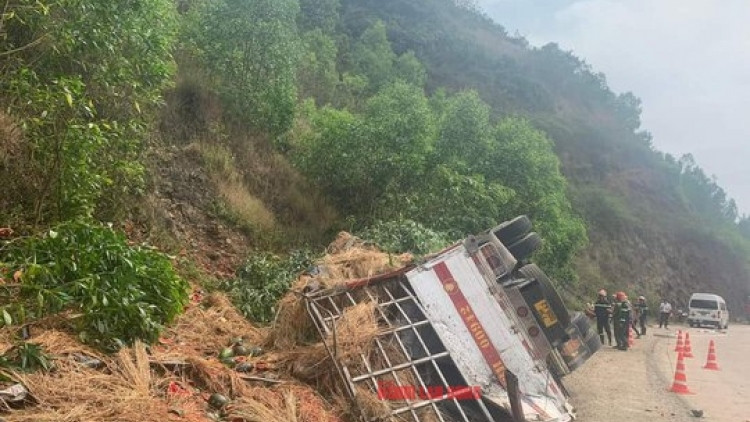 Four dies, five injured as truck overturned in central Vietnam