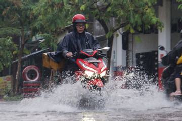 TP.HCM xuất hiện 'mưa vàng' giải nhiệt sau chuỗi ngày nắng nóng