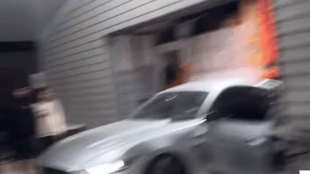Quên đóng cửa xe khi lùi vào gara, chủ xe Ford Mustang 'khóc ròng' vì gây họa