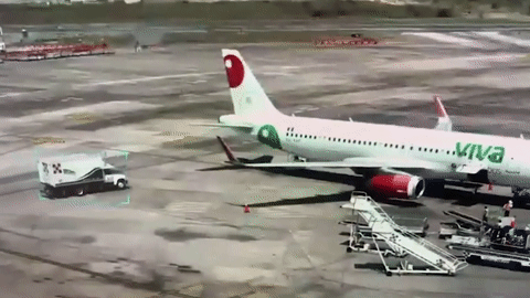 Máy bay bị xe tải lao thẳng vào đuôi khi đang đỗ tại sân bay ở Mexico