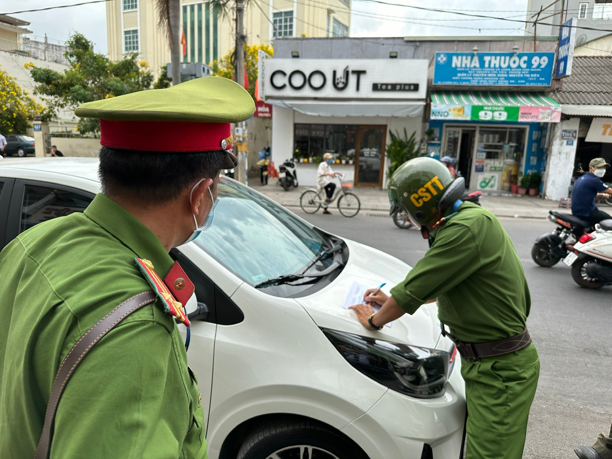 Đỗ xe 'xếp hàng' dưới lòng đường, hàng chục tài xế ở Đồng Nai bị xử phạt