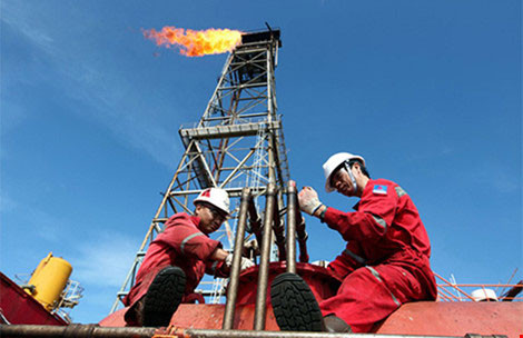 Nga và OPEC bất ngờ cắt giảm nguồn cung, giá xăng dầu tăng vọt