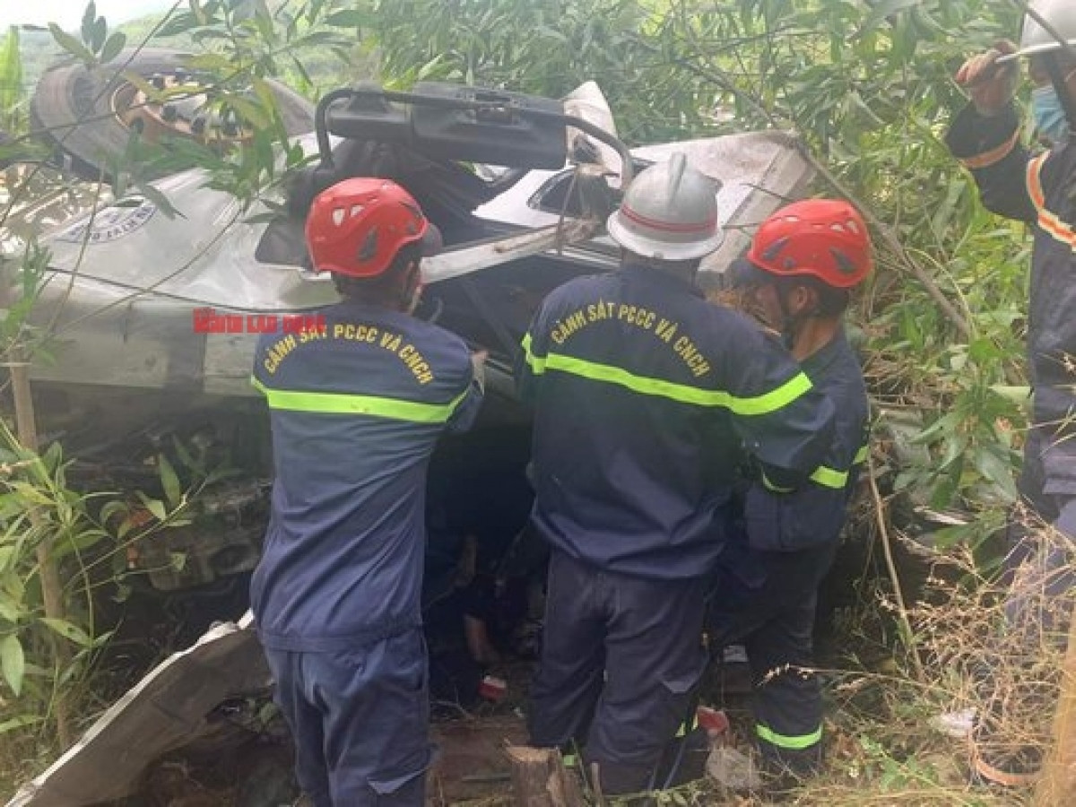 four dies, five injured as truck overturned in central vietnam picture 1