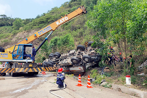 Xe chở dưa lật vào vách núi ở Phú Yên, 4 người tử vong