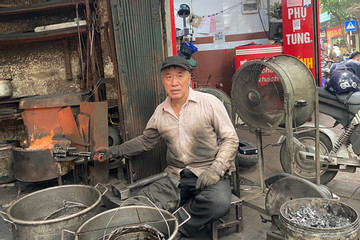 Người thợ rèn bám nghề ở phố cổ Hà Nội nhờ một câu nói của bố