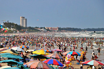 Bãi biển đông nghẹt thở, Vũng Tàu đón 110.000 lượt khách 2 ngày đầu nghỉ lễ