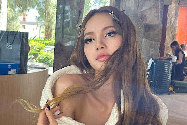 Lisa nhóm BlackPink khoe ảnh gợi cảm trên đất Mỹ